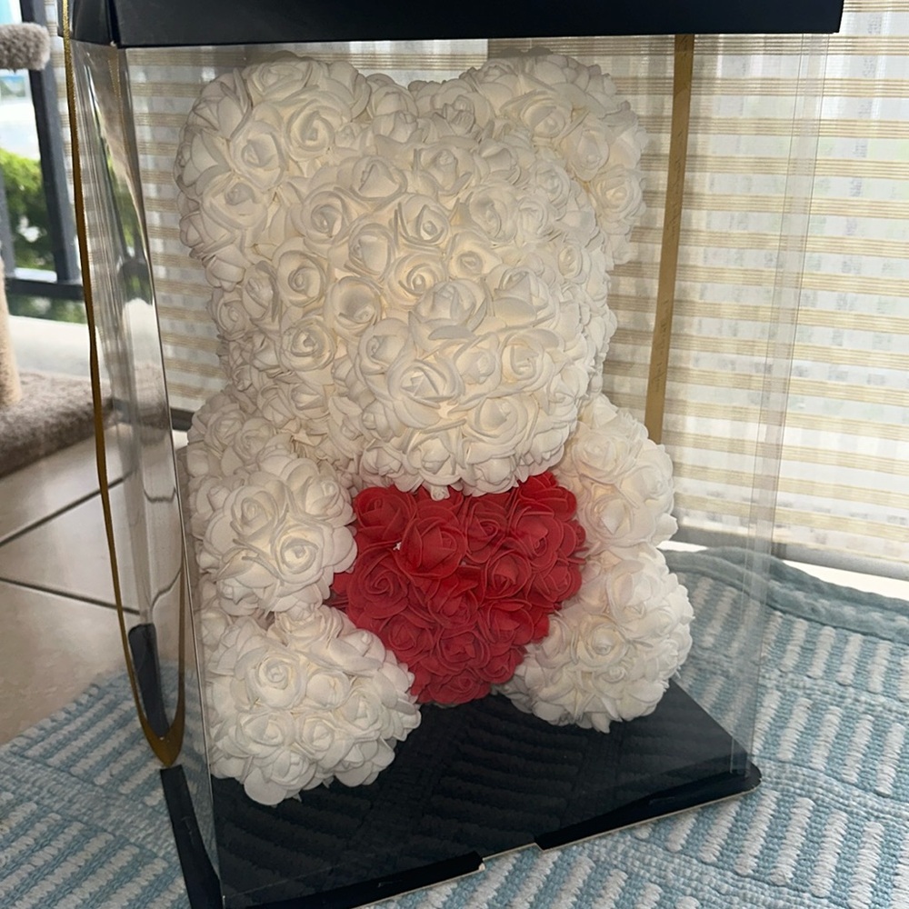Le Jardin Infini artificial roses bear